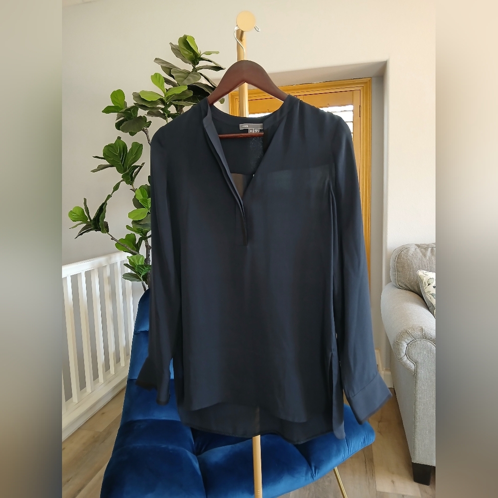 NWOT Vince Women's Silk Band-Collar Blouse In Navy. Size 6